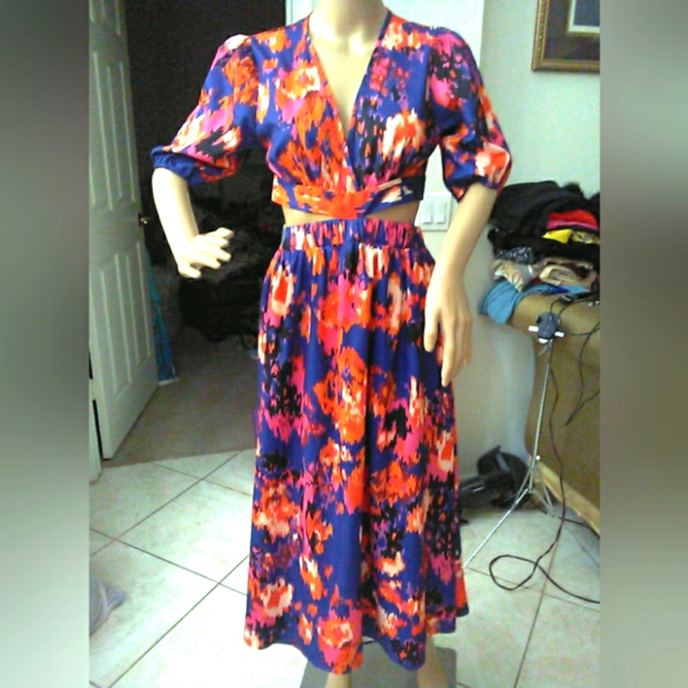BNWT Vibrant Floral Women's Dress OPEN BACK BY SALANTA SZ. 4 SEXY GIRLS ONLY!